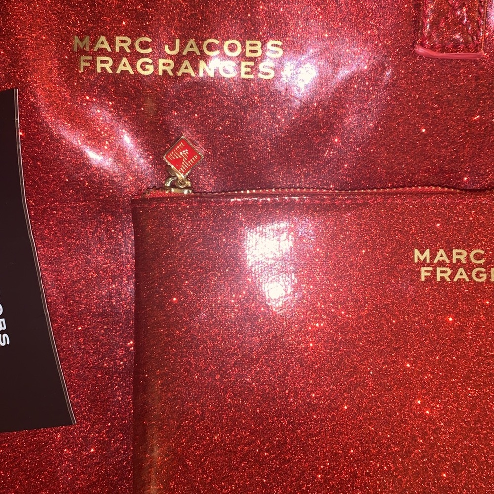 Marc jacobs 2 piece set new with tags. Inside lineing of bag is gone - Picture 4 of 7